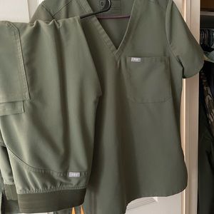Figs Olive one pocket top M, cargo bottom M